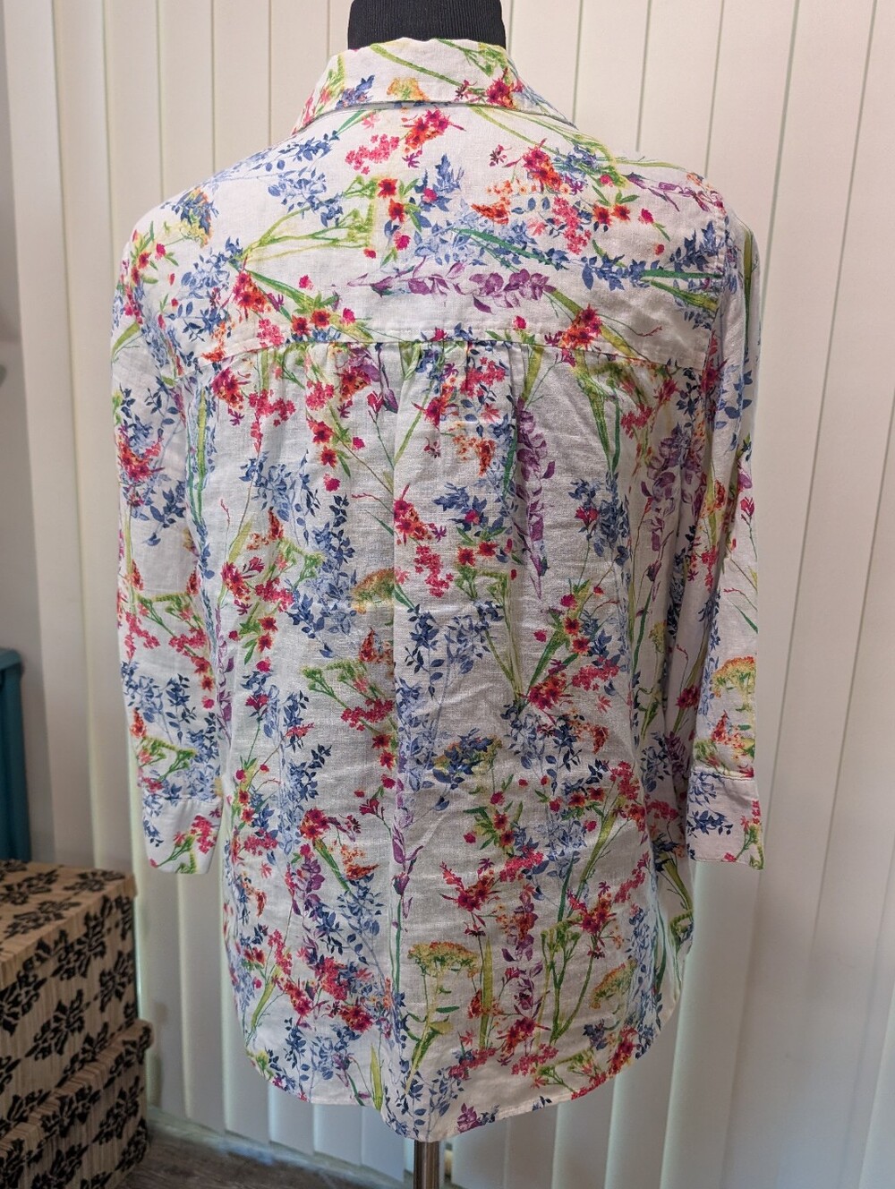 Chico's Floral No Iron Linen Button Down Blouse - Picture 3 of 4